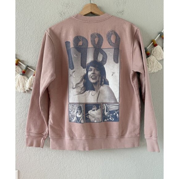 Taylor Swift 1989 Tour Pink Crewneck Fleece Sweater Graphic Taylors Version XS - Picture 1 of 6
